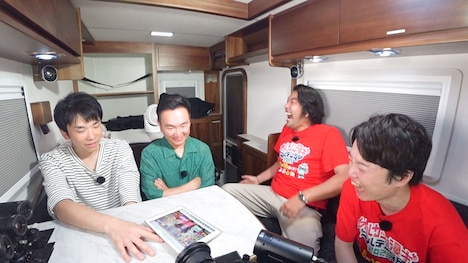 移動中の車内でトークするかまいたちと見取り図。