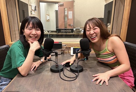 左から橋本絵莉子、フワちゃん。