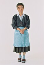 桑原和子に扮する桑原和男。（写真提供：吉本興業）