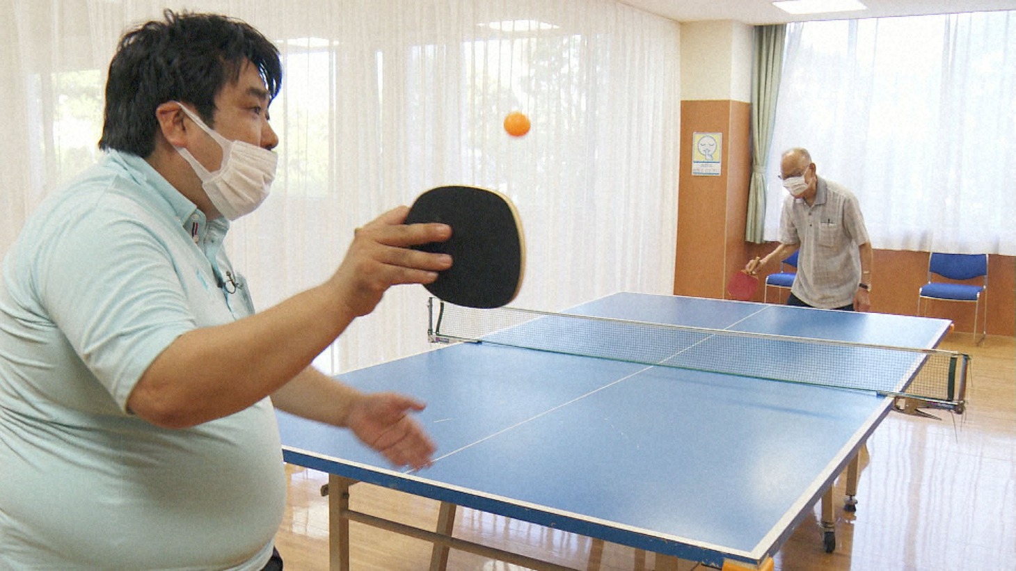 介護の仕事に挑戦する空気階段もぐら。