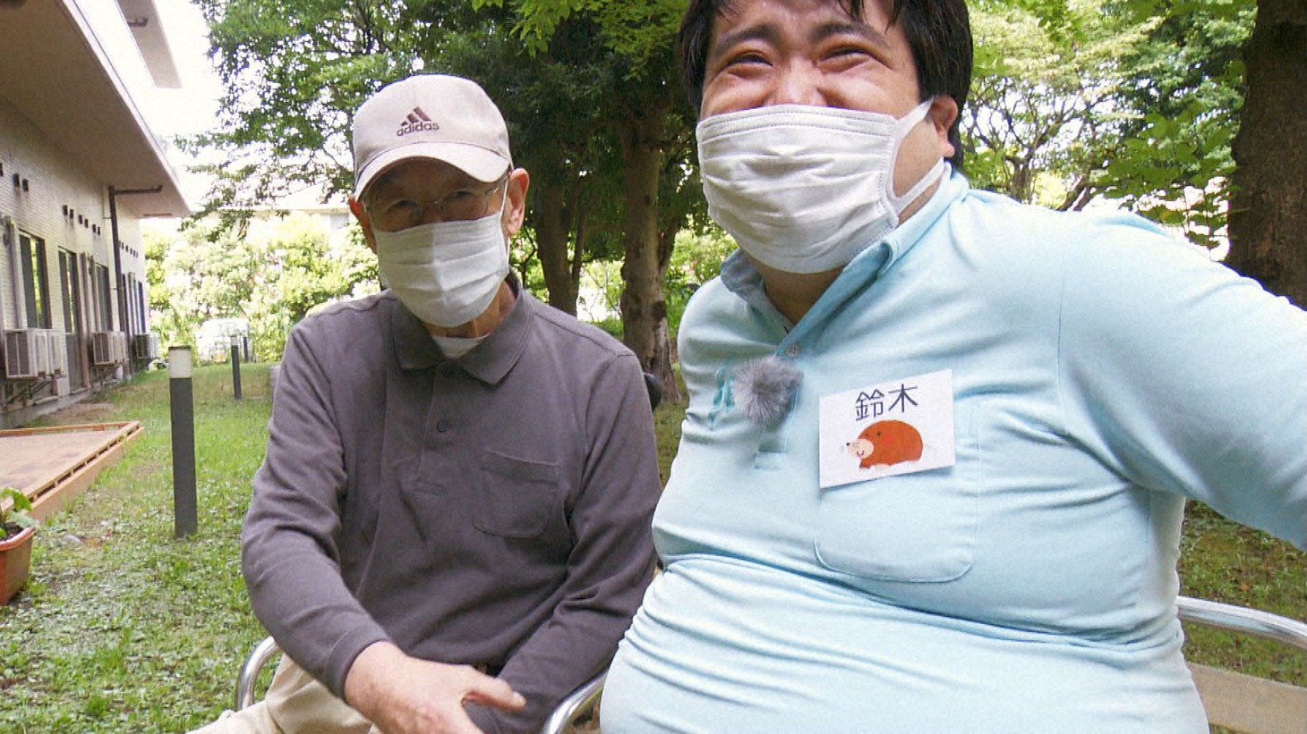介護の仕事に挑戦する空気階段もぐら。