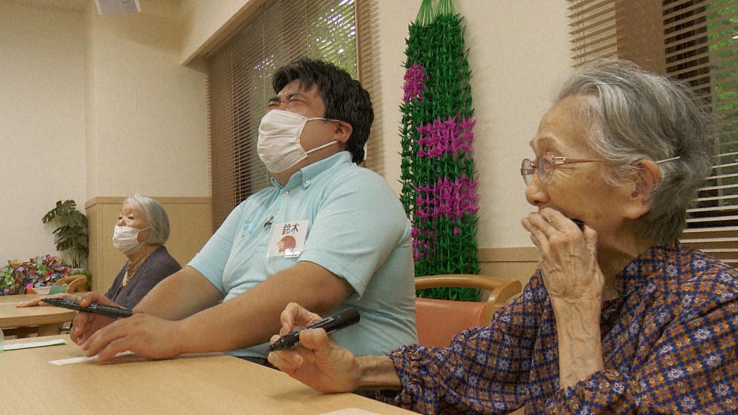 介護の仕事に挑戦する空気階段もぐら。