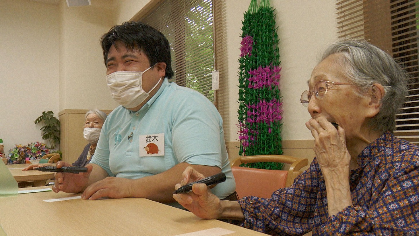 利用者との雑談を楽しむ空気階段もぐら。