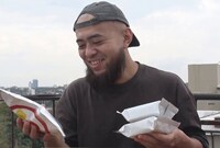 フリーズドライにしておふくろの味を受け取るパラグアイの日本料理人。(c)テレビ東京