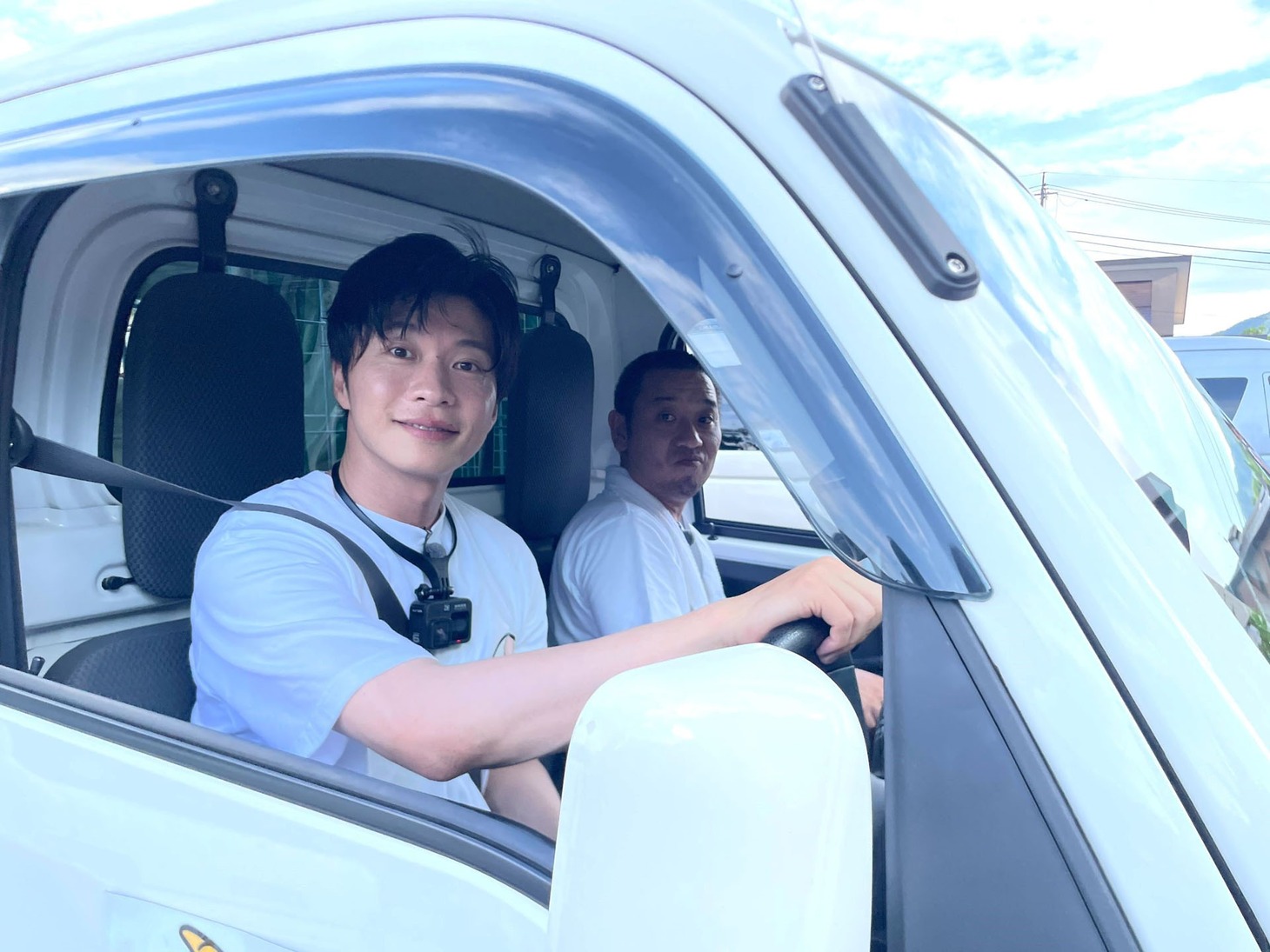 軽トラを運転する田中圭。