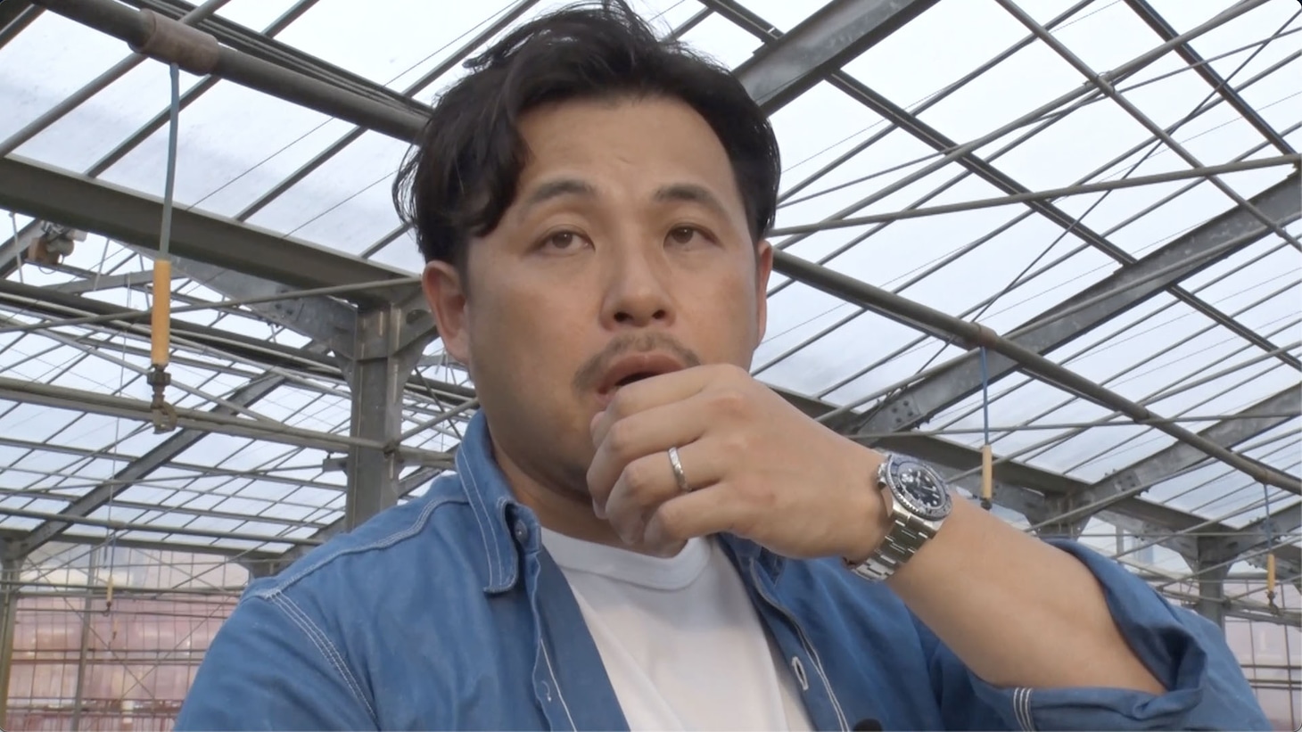 高級時計と散策するアルコ＆ピース平子。