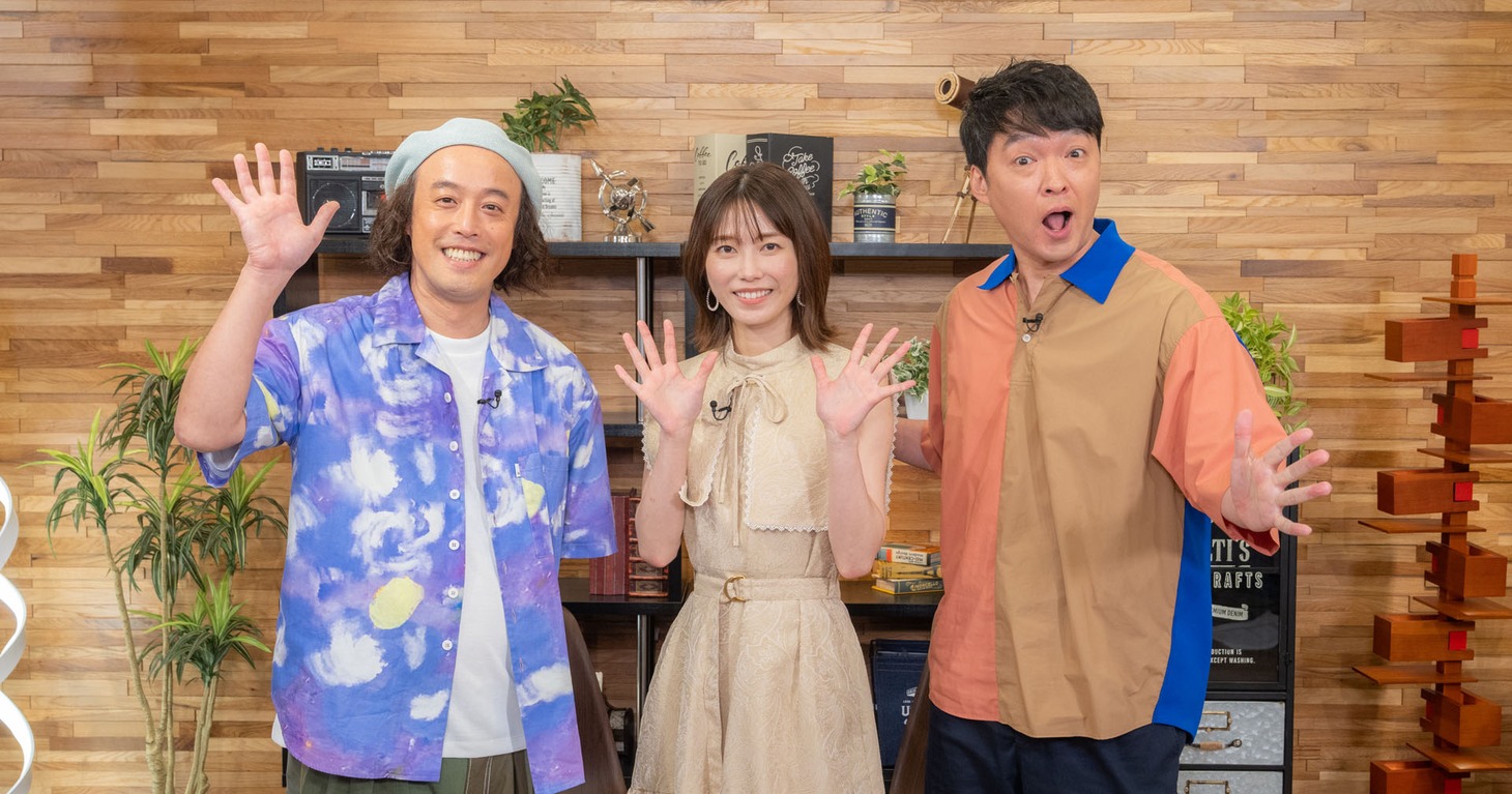 MCのエレキコミックと横山由依（中央）。