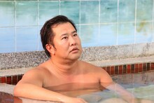 「ほんとにあった怖い話 夏の特別編2023」に出演する、とにかく明るい安村。(c)フジテレビ