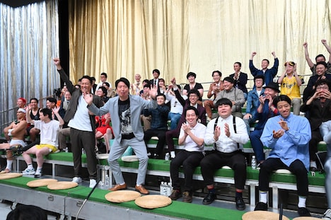 審査員を務める芸人たち。