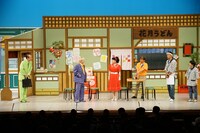 「未知やすえ 60祭 還暦記念特別公演」の様子。