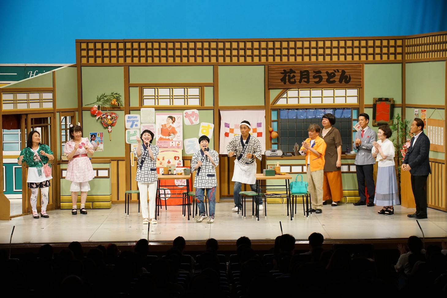 「未知やすえ 60祭 還暦記念特別公演」の様子。