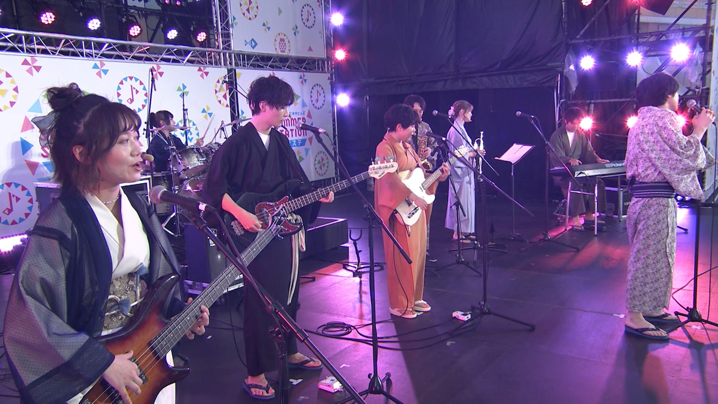 バンド演奏を披露するダウ90000。