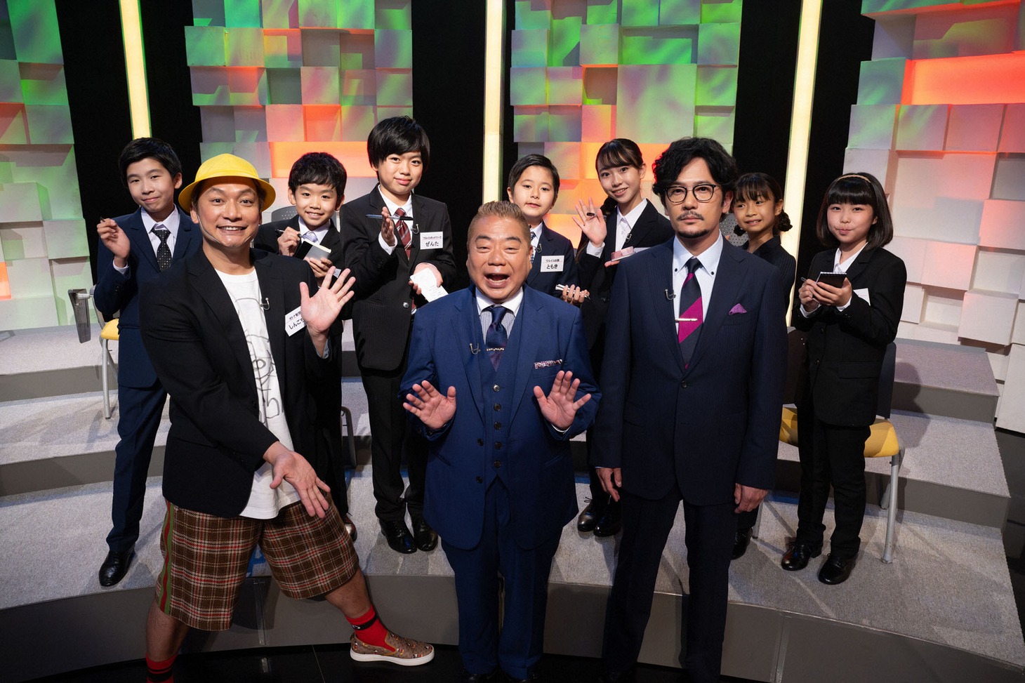 出川哲朗は「子ども記者会見」に登場。(c)NHK