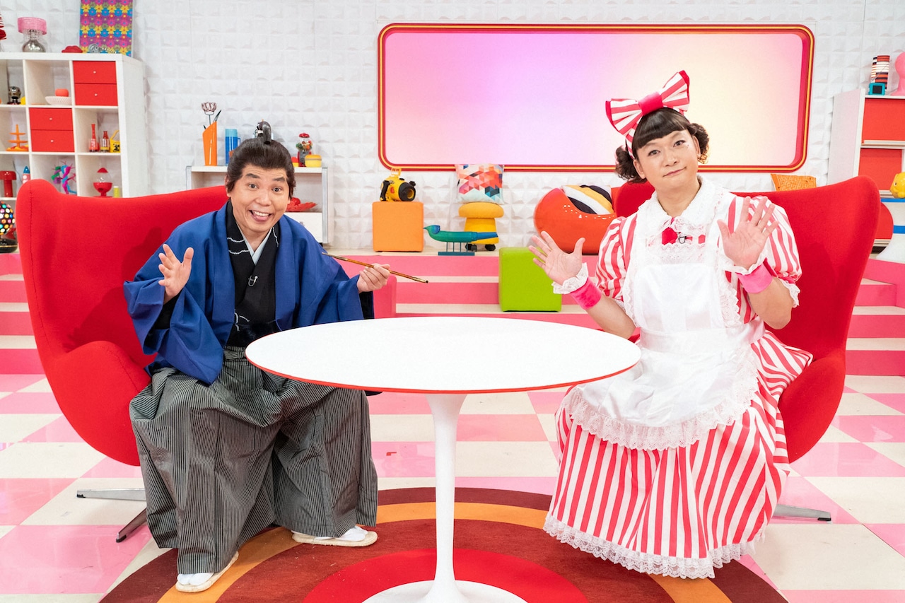 爆笑問題・太田扮する平賀源内（左）と香取慎吾扮する慎吾ママ。(c)NHK