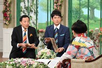 南京玉すだれを披露するナイツと、黒柳徹子。(c)テレビ朝日