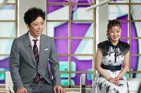 左からフットボールアワー後藤、井上咲楽。