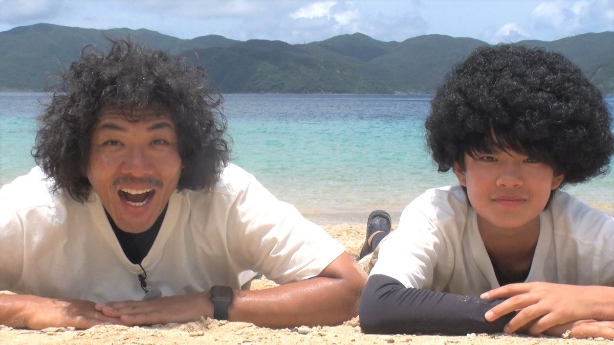 トータルテンボス藤田と息子の琉左くん（右）。(c)TBS