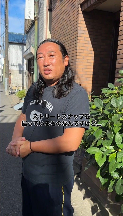 番組オフィシャルTikTokチャンネルに登場するロバート秋山。(c)テレビ東京