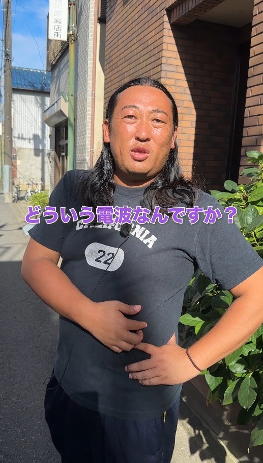 番組オフィシャルTikTokチャンネルに登場するロバート秋山。(c)テレビ東京