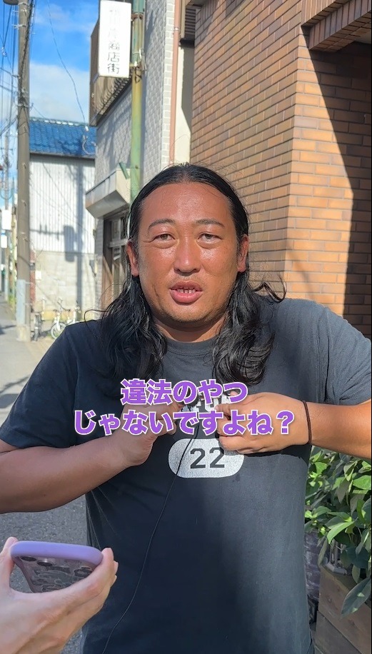 番組オフィシャルTikTokチャンネルに登場するロバート秋山。(c)テレビ東京