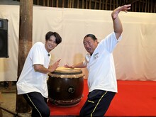 森崎ウィンとロバート秋山。(c)テレビ東京