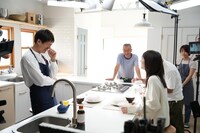 綾鷹の新CM「実はそれ、綾鷹でした。コウケンテツ」編の撮影現場より。