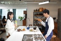 綾鷹の新CM「実はそれ、綾鷹でした。コウケンテツ」編の撮影現場より。