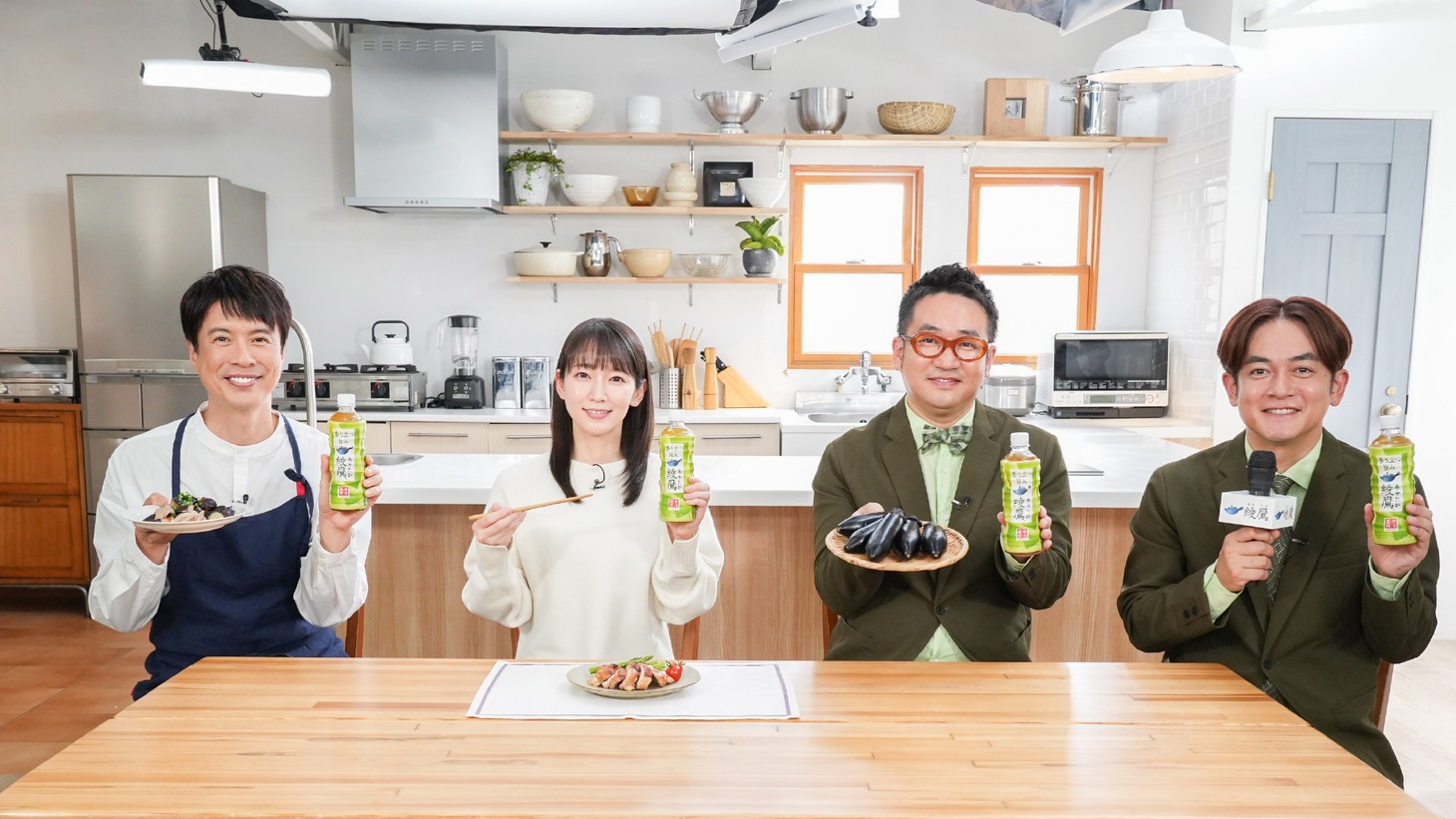 左からコウケンテツ、吉岡里帆、なすなかにし。