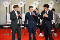 間寛平（中央）