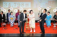 酒井藍（中央）