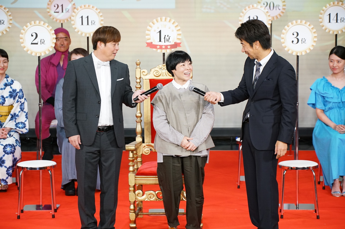山田花子（中央）