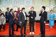 アキ（右から2番目）