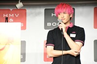 囲み取材に応じるEXIT兼近。