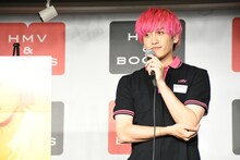 囲み取材に応じるEXIT兼近。