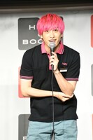 囲み取材に応じるEXIT兼近。