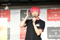 囲み取材に応じるEXIT兼近。