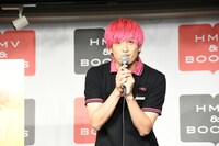 質問者の話に耳を傾けるEXIT兼近。