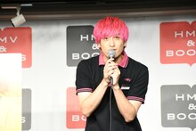 質問者の話に耳を傾けるEXIT兼近。