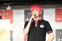 カメラを通じて相方りんたろー。にメッセージを送るEXIT兼近。「だいぶあなたの体型にマウントとってます」。