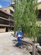 浴衣でしだれ柳に紛れる男性ブランコ平井。テーマは「真っ昼お化け」。