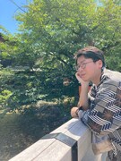 男性ブランコ平井が撮影した男性ブランコ浦井。テーマは「納涼文豪」。