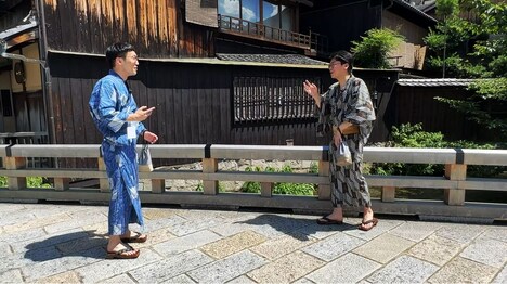 写真を撮りあう男性ブランコ。