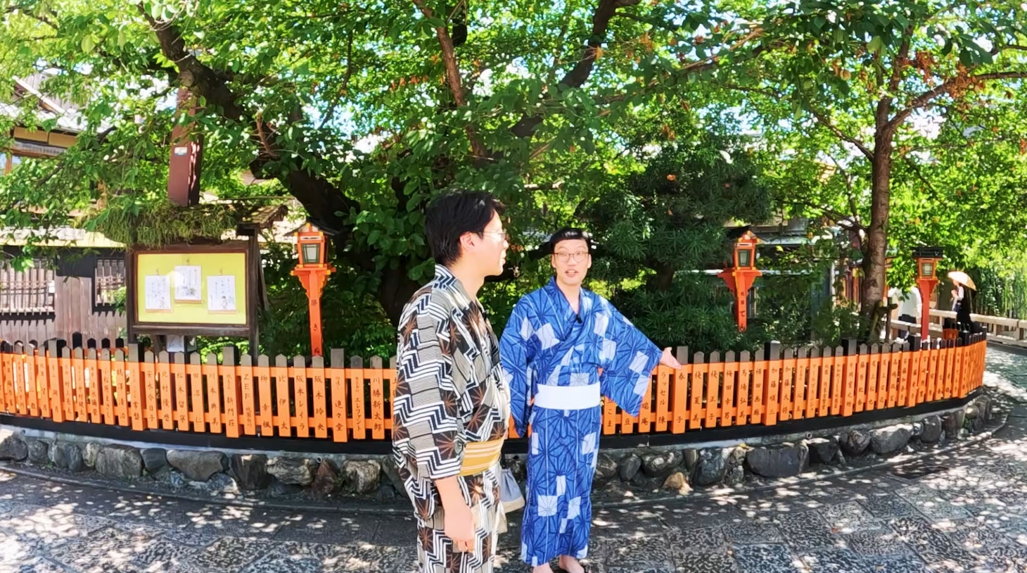 散歩する男性ブランコ。