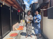 浴衣姿の男性ブランコ。