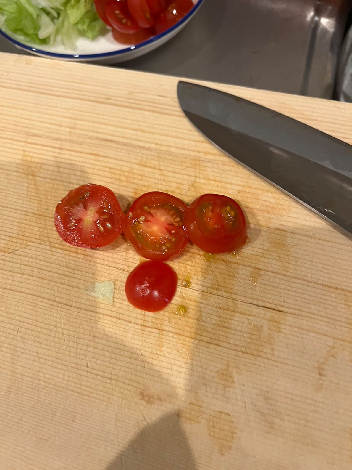 プチトマトをカット。