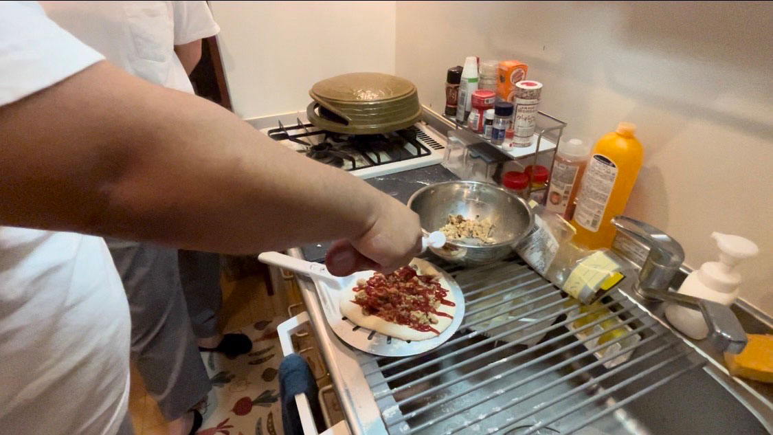 伸ばした生地にハンバーグを乗せる。
