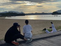 石田みなみを一生懸命撮影するママタルト大鶴肥満。