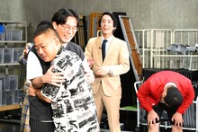初回から緊張感が走ったという収録現場。ザ・マミィ林田は脅えたような表情の相方・酒井を抱きしめる。(c)読売テレビ