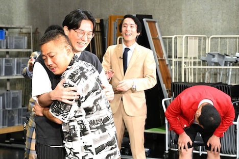 初回から緊張感が走ったという収録現場。ザ・マミィ林田は脅えたような表情の相方・酒井を抱きしめる。(c)読売テレビ