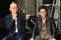 左からみなみかわ、モグライダー芝。(c)読売テレビ